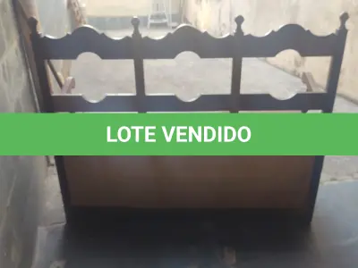 LOTE 438 - BANCO BAÚ ANTIGO PRECISA DE REPARO NA TAMPA (NO ESTADO)