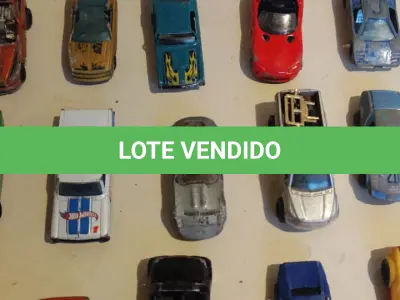 LOTE 451 - LOTE COM 100 CARRINHOS HOT WHEELS E OUTROS MODELOS (NO ESTADO)