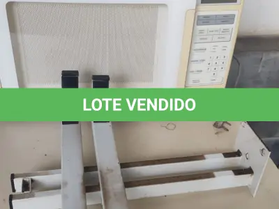 LOTE 519 - FORNO DE MICRO-ONDAS LIGANDO MAS NÃO OBEDECE OS COMANDOS DO PAINEL COM SUPORTE (NO ESTADO)