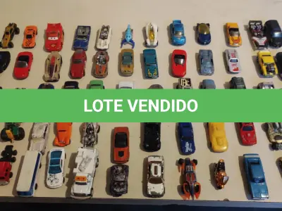 LOTE 451 - LOTE COM 100 CARRINHOS HOT WHEELS E OUTROS MODELOS (NO ESTADO)