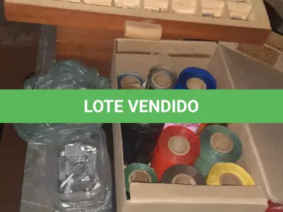 LOTE 477 - MÁQUINA DE PERSONALIZAR GUARDANAPOS CANETAS ETC COMPLETÍSSIMA COM  JOGOS DE LETRAS MANUSCRITAS,  MAIÚSCULAS, MINÚSCULAS, NÚMEROS, ROLOS DE FITAS PARA PERSONALIZAR (NO ESTADO)