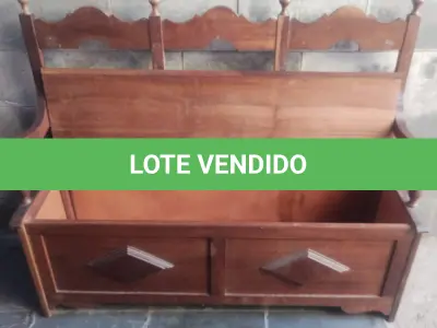 LOTE 438 - BANCO BAÚ ANTIGO PRECISA DE REPARO NA TAMPA (NO ESTADO)