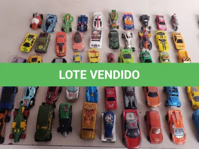 LOTE 449 - LOTE COM 100 CARRINHOS HOT WHEELS E OUTROS MODELOS (NO ESTADO)