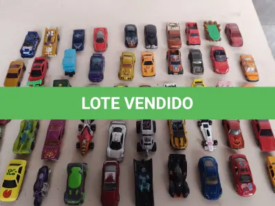 LOTE 449 - LOTE COM 100 CARRINHOS HOT WHEELS E OUTROS MODELOS (NO ESTADO)