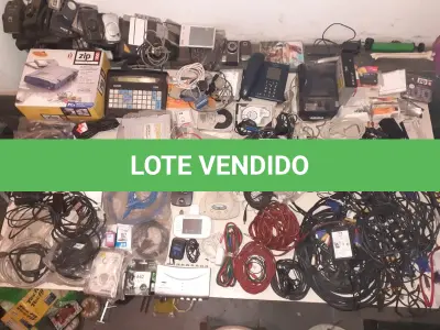 LOTE 464 - LOTE COM DIVERSOS ITENS INFORMÁTICAS CABOS PEÇAS, IMPRESSORAS (NO ESTADO)