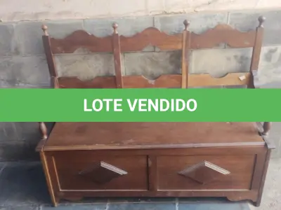 LOTE 438 - BANCO BAÚ ANTIGO PRECISA DE REPARO NA TAMPA (NO ESTADO)