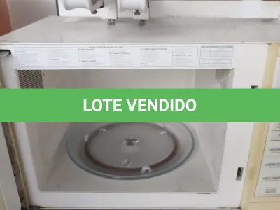 LOTE 519 - FORNO DE MICRO-ONDAS LIGANDO MAS NÃO OBEDECE OS COMANDOS DO PAINEL COM SUPORTE (NO ESTADO)