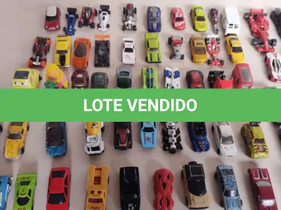LOTE 447 - LOTE COM 100 CARRINHOS HOT WHEELS E OUTROS MODELOS (NO ESTADO)