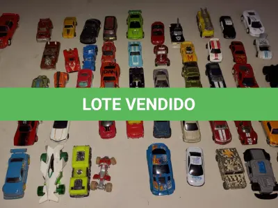LOTE 453 - LOTE COM 100 CARRINHOS HOT WHEELS E OUTROS MODELOS (NO ESTADO)