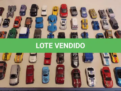 LOTE 451 - LOTE COM 100 CARRINHOS HOT WHEELS E OUTROS MODELOS (NO ESTADO)