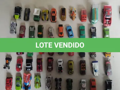 LOTE 453 - LOTE COM 100 CARRINHOS HOT WHEELS E OUTROS MODELOS (NO ESTADO)