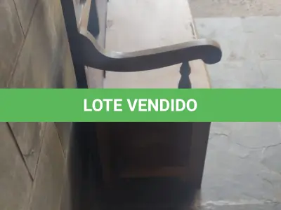 LOTE 438 - BANCO BAÚ ANTIGO PRECISA DE REPARO NA TAMPA (NO ESTADO)