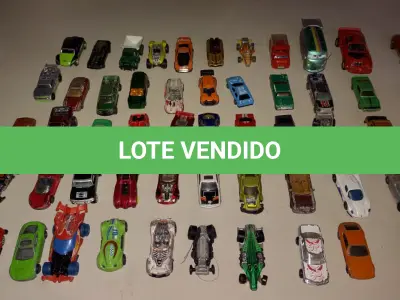 LOTE 453 - LOTE COM 100 CARRINHOS HOT WHEELS E OUTROS MODELOS (NO ESTADO)
