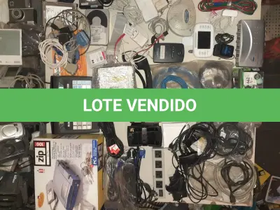 LOTE 464 - LOTE COM DIVERSOS ITENS INFORMÁTICAS CABOS PEÇAS, IMPRESSORAS (NO ESTADO)