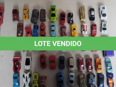 LOTE 453 - LOTE COM 100 CARRINHOS HOT WHEELS E OUTROS MODELOS (NO ESTADO)