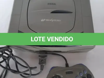 LOTE 498 - VIDEO GAME SEGA SATURN COM 1 CONTROLE  (NO ESTADO)