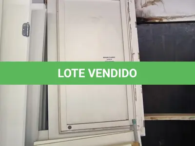 LOTE 033 - 01 LOTE COM PORTA EM MADEIRA PEQUENA (NO ESTADO)