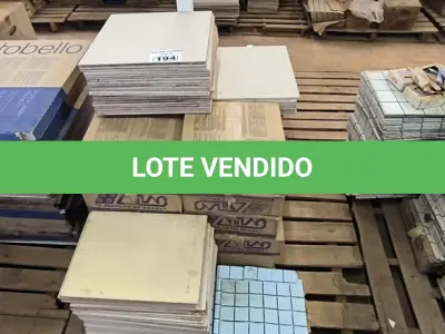 LOTE 194 - 01 LOTE COM PASTILHAS E PISOS DIVERSOS TAMANHOS E CORES (NO ESTADO)