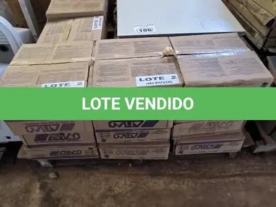 LOTE 186 - 16 CAIXAS DE PASTILHA BRANCA E PISOS 60CM X 60CM DIVERSOS (NO ESTADO)