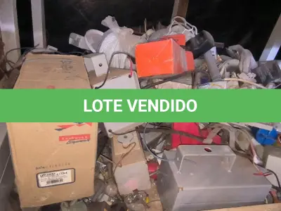 LOTE 233 - 01 LOTE COM BATERIAS PEQUENAS, REATORES, TOMADAS, LUMINÁRIAS (NO ESTADO)