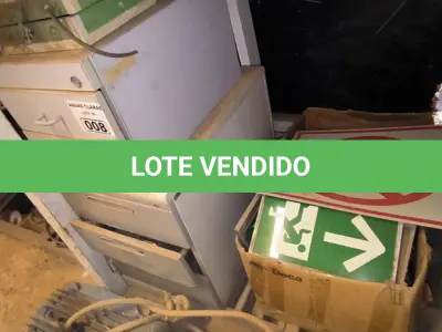 LOTE 008 - 01 LOTE COM PLACA SINALIZADORES E GAVETEIROS EM MADEIRA (NO ESTADO)