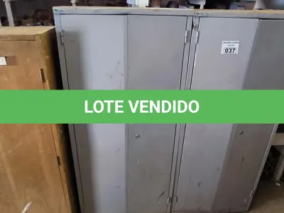 LOTE 037 - 02 ARMÁRIOS DE AÇO E 01 ARMÁRIO EM MADEIRA (NO ESTADO)