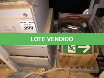 LOTE 008 - 01 LOTE COM PLACA SINALIZADORES E GAVETEIROS EM MADEIRA (NO ESTADO)