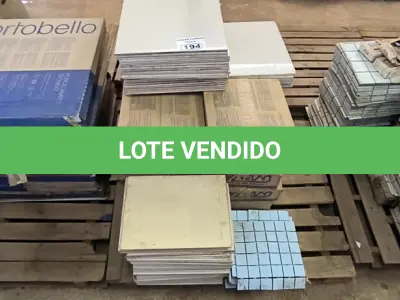 LOTE 194 - 01 LOTE COM PASTILHAS E PISOS DIVERSOS TAMANHOS E CORES (NO ESTADO)