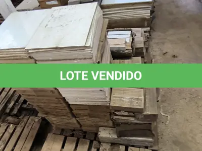 LOTE 196 - 01 LOTE COM PASTILHAS E PISOS DIVERSOS TAMANHOS E CORES (NO ESTADO)