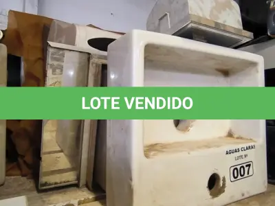 LOTE 007 - 01 LOTE COM PAINÉIS PARA PROPAGANDA, PIA PARA LAVATÓRIO, ESPELHO PARA BANHEIRO (NO ESTADO)