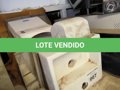 LOTE 007 - 01 LOTE COM PAINÉIS PARA PROPAGANDA, PIA PARA LAVATÓRIO, ESPELHO PARA BANHEIRO (NO ESTADO)