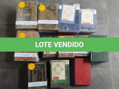 LOTE 632 - COLEÇÃO OBRAS PRIMAS EDITORA NOVA CULTURAL COM 48 VOLUMES A MAIORIA NA EMBALAGEM AINDA, MAIS LIVROS OS PENSADORES (NO ESTADO)