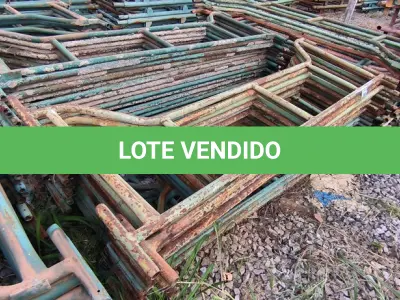 LOTE 258 - 01 LOTE COM GRADES EM FERRO NA COR VERDE (NO ESTADO)