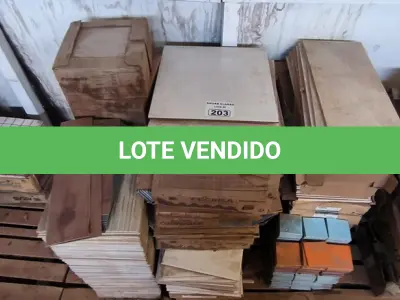 LOTE 203 - 01 LOTE COM PASTILHAS E PISOS DIVERSOS TAMANHOS E CORES (NO ESTADO)