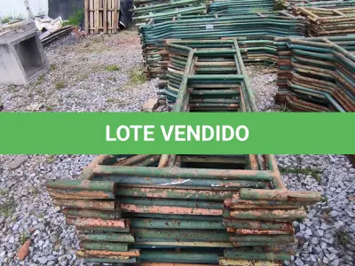LOTE 256 - 01 LOTE COM GRADES EM FERRO NA COR VERDE (NO ESTADO)