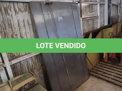 LOTE 132 - 01 PORTA EM INOX 2,10CM X 1,20CM (NO ESTADO)