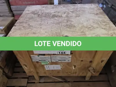LOTE 144 - 01 CAIXA EM MADEIRA COM BORRACHAS, CORRENTES DE AÇO (NO ESTADO)