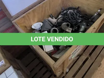 LOTE 144 - 01 CAIXA EM MADEIRA COM BORRACHAS, CORRENTES DE AÇO (NO ESTADO)