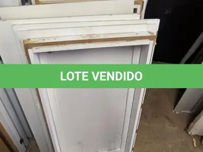 LOTE 033 - 01 LOTE COM PORTA EM MADEIRA PEQUENA (NO ESTADO)