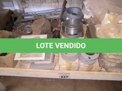 LOTE 227 - 01 LOTE COM ARAMES, PEÇAS PARA CONDULETES E BANCOS ARTICULADOS (NO ESTADO) 