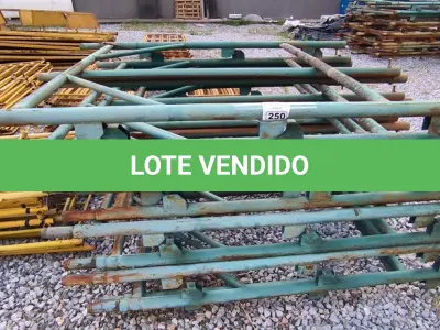 LOTE 250 - 01 LOTE COM GRADES EM FERRO NA COR VERDE (NO ESTADO)