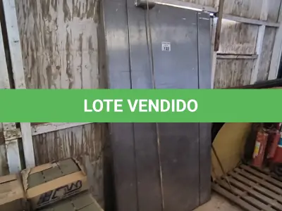 LOTE 132 - 01 PORTA EM INOX 2,10CM X 1,20CM (NO ESTADO)