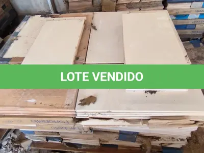 LOTE 371 - 01 LOTE COM REVESTIMENTOS 30CM X 60CM BIANCO (NO ESTADO)