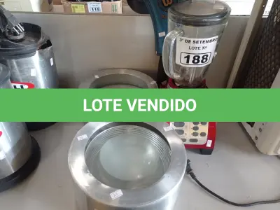 LOTE 188 - 01 LIQUIDIFICADOR OSTER, 02 LUMINÁRIAS DE EMBUTIR E 01 RAQUETE DE TÊNIS. (NO ESTADO) ATENÇÃO! FAZER A VISITAÇÃO ANTES DE ARREMATAR, NÃO SABEMOS SE FUNCIONA. LEILÃO NÃO TEM GARANTIA E NEM DEVOLUÇÃO, SUJEITO A POSSÍVEIS AVARIAS VISÍVEIS/OCULTAS E/OU AUSÊNCIA DE COMPONENTES.