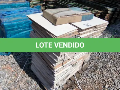 LOTE 311 - 01 LOTE COM REVESTIMENTO 30CM X 60CM BRANCO (NO ESTADO)