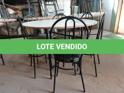 LOTE 137 - 01 MESA DE FERRO COM BASE DOBRÁVEL, TAMPO EM MADEIRA E 06 CADEIRAS DE FERRO COM ASSENTO ALMOFADADO. (NO ESTADO) ATENÇÃO! FAZER A VISITAÇÃO ANTES DE ARREMATAR, NÃO SABEMOS SE FUNCIONA. LEILÃO NÃO TEM GARANTIA E NEM DEVOLUÇÃO, SUJEITO A POSSÍVEIS AVARIAS VISÍVEIS/OCULTAS E/OU AUSÊNCIA DE COMPONENTES.