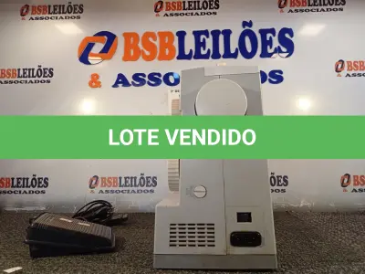 LOTE 026 - 01 MÁQUINA DE COSTURA MARCA SINGER. (NO ESTADO) ATENÇÃO! FAZER A VISITAÇÃO ANTES DE ARREMATAR, NÃO SABEMOS SE FUNCIONA. LEILÃO NÃO TEM GARANTIA E NEM DEVOLUÇÃO, SUJEITO A POSSÍVEIS AVARIAS VISÍVEIS/OCULTAS E/OU AUSÊNCIA DE COMPONENTES.