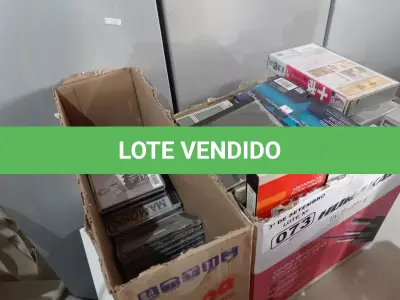 LOTE 073 - 01 LOTE COM VÁRIOS CDS E FITAS VHS DIVERSOS. (NO ESTADO) ATENÇÃO! FAZER A VISITAÇÃO ANTES DE ARREMATAR, NÃO SABEMOS SE FUNCIONA. LEILÃO NÃO TEM GARANTIA E NEM DEVOLUÇÃO, SUJEITO A POSSÍVEIS AVARIAS VISÍVEIS/OCULTAS E/OU AUSÊNCIA DE COMPONENTES.