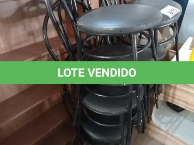 LOTE 075 - 01 MESA DE FERRO COM BASE DOBRÁVEL, TAMPO EM MADEIRA E 06 CADEIRAS DE FERRO COM ASSENTO ALMOFADADO. (NO ESTADO) ATENÇÃO! FAZER A VISITAÇÃO ANTES DE ARREMATAR, NÃO SABEMOS SE FUNCIONA. LEILÃO NÃO TEM GARANTIA E NEM DEVOLUÇÃO, SUJEITO A POSSÍVEIS AVARIAS VISÍVEIS/OCULTAS E/OU AUSÊNCIA DE COMPONENTES.