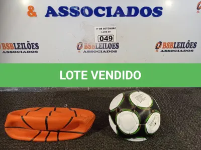 LOTE 049 - 01 BOLA DE BASQUETE E 01 BOLA DE FUTEBOL. (NO ESTADO) ATENÇÃO! FAZER A VISITAÇÃO ANTES DE ARREMATAR, NÃO SABEMOS SE FUNCIONA. LEILÃO NÃO TEM GARANTIA E NEM DEVOLUÇÃO, SUJEITO A POSSÍVEIS AVARIAS VISÍVEIS/OCULTAS E/OU AUSÊNCIA DE COMPONENTES.